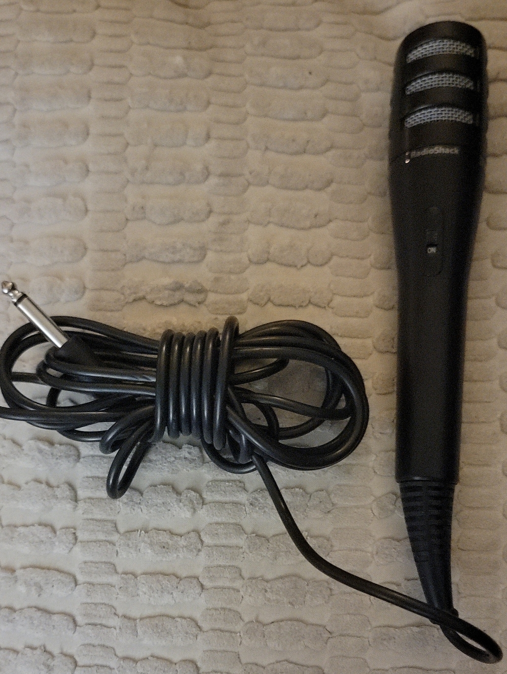 RadioShack Omnidirectional Dynamic Microphone 33-3039